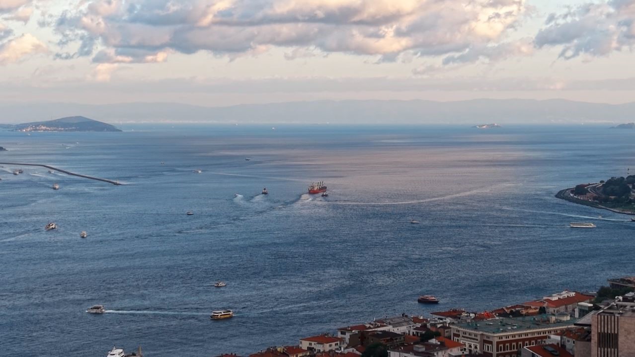 istanbul-bogazi-nda-arizalanan-gemi-ahirkapi-ya-demirlendi