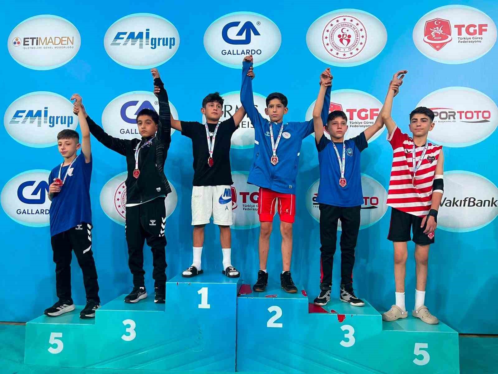 malatya-u14-greko-romen-takimi-turkiye-sampiyonu-oldu