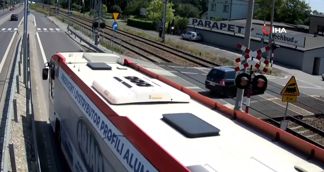 polonya-da-isik-ihlali-yapan-araca-hemzemin-gecitte-tren-carpti