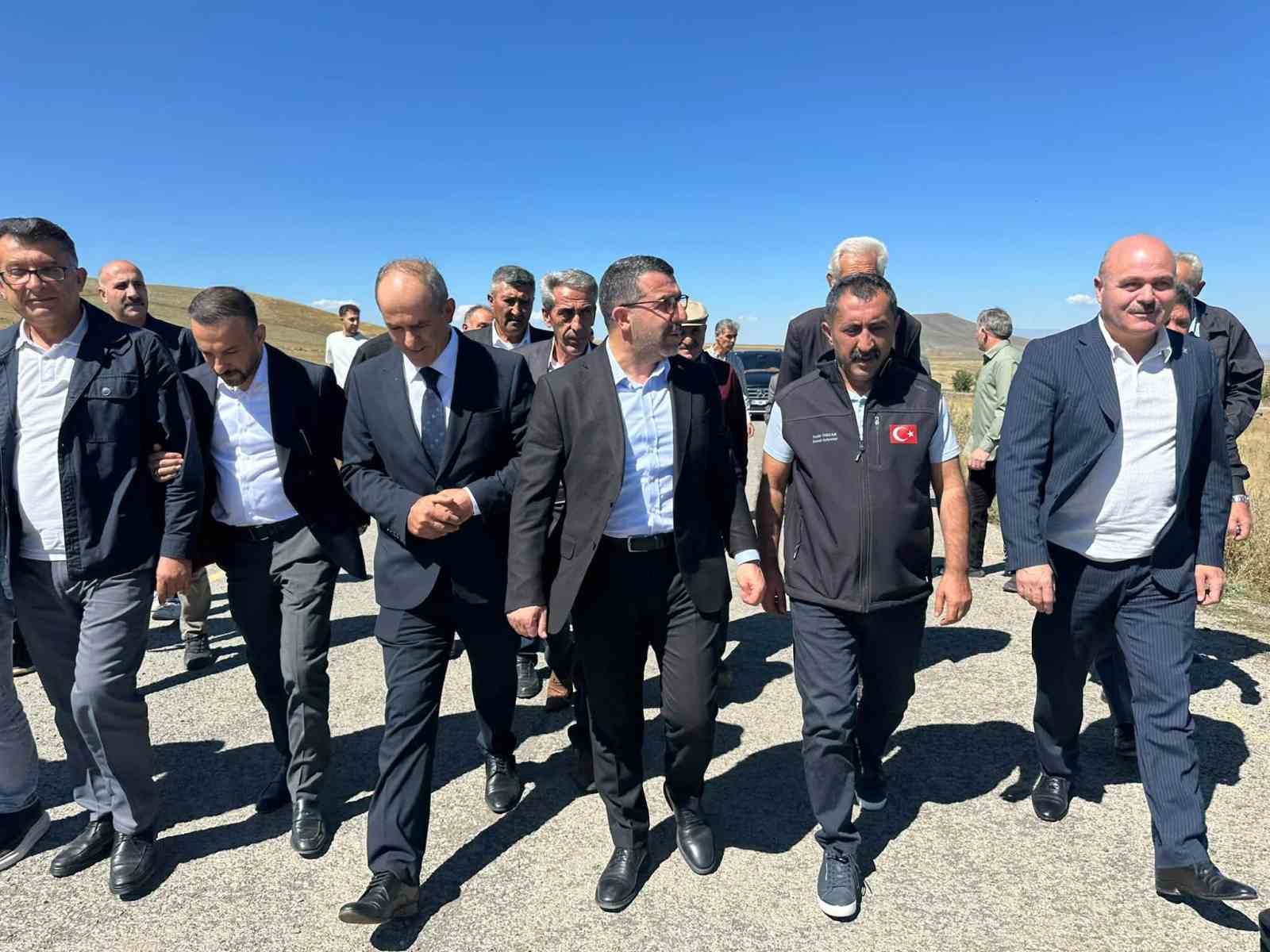 kars-ta-koy-yollari-silindirle-sikistirilmis-betonla-yenileniyor-bulanik-ta-5-kilometre-tamamlandi