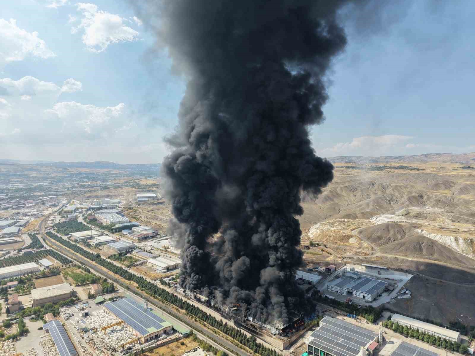 elazig-da-yanan-yalitim-fabrikasi-havadan-goruntulendi