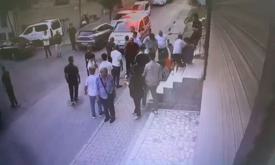 kucukcekmece-de-biri-cocuk-iki-kisinin-silahla-yaralandigi-anlarin-guvenlik-kamerasi-goruntuleri-ortaya-cikti