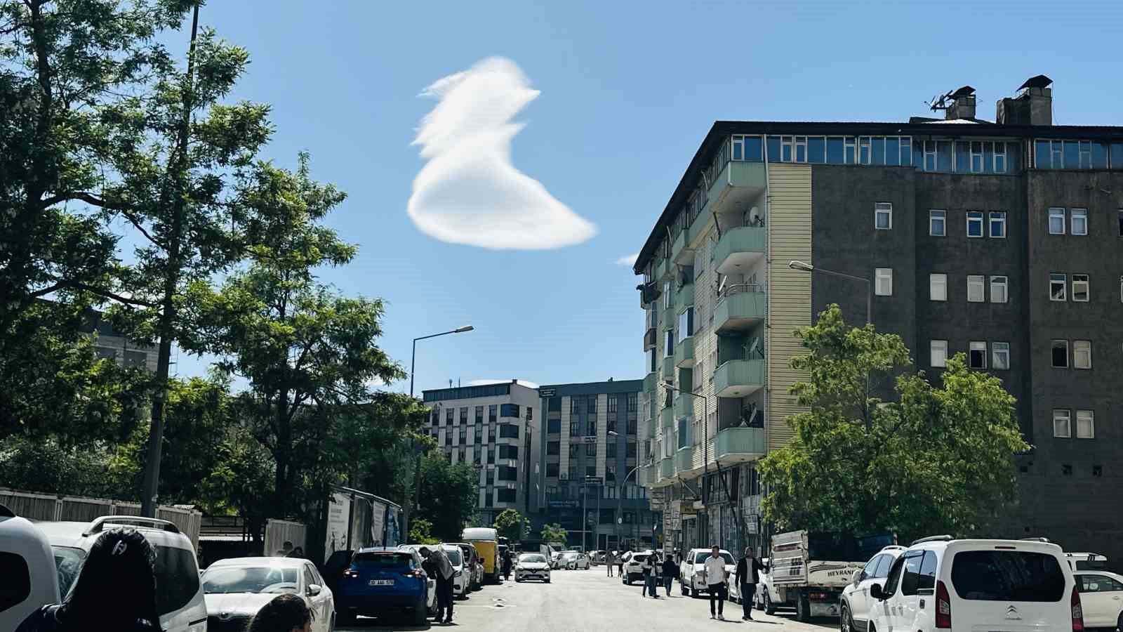 yuksekova-semalarinda-nadir-gorulen-doga-olayi-ufo-benzetmesi-yapilan-bulutlar-hayran-birakti