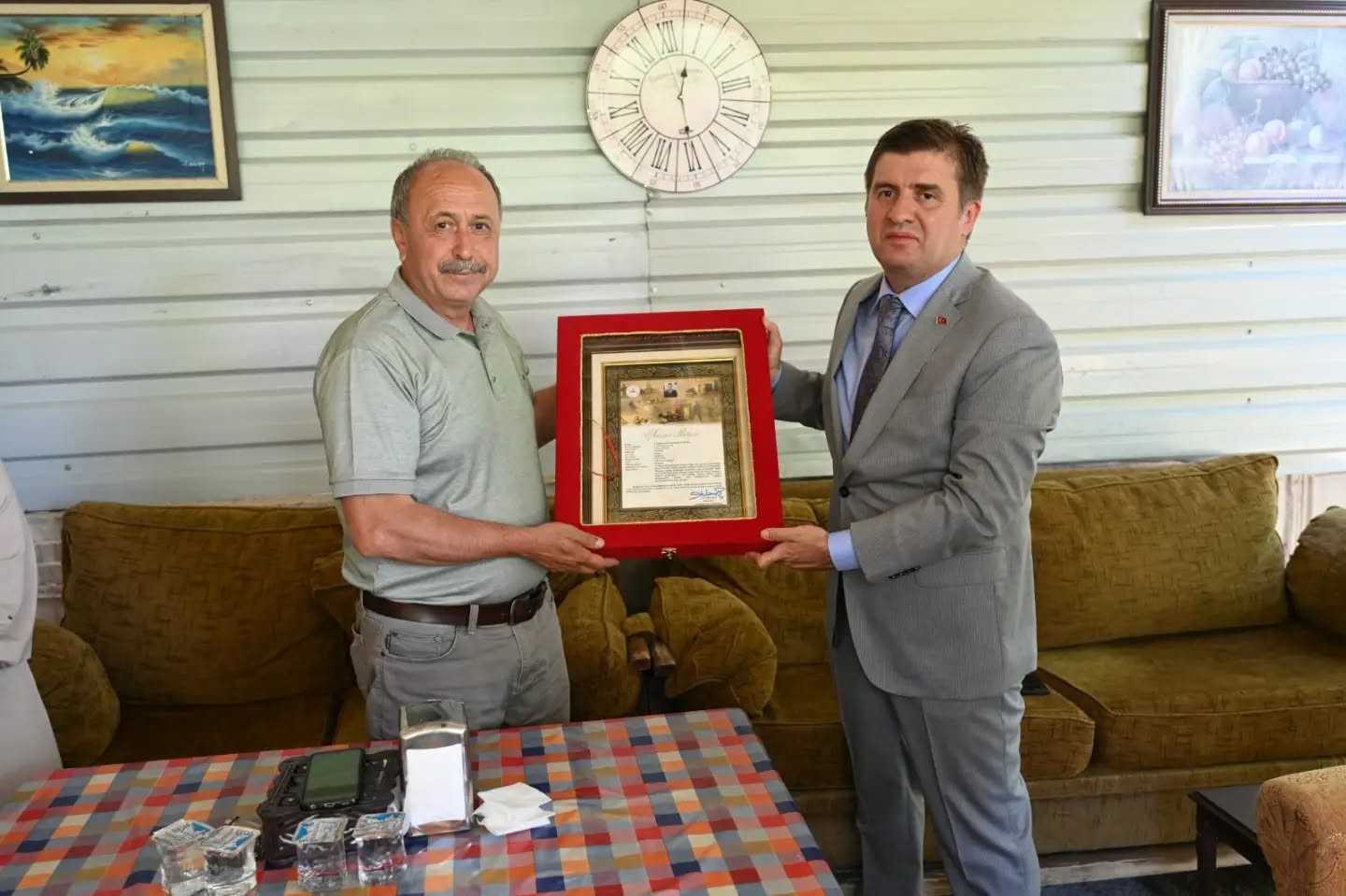 sehit-yusuf-ergun-un-sehadet-belgesi-babasina-teslim-edildi