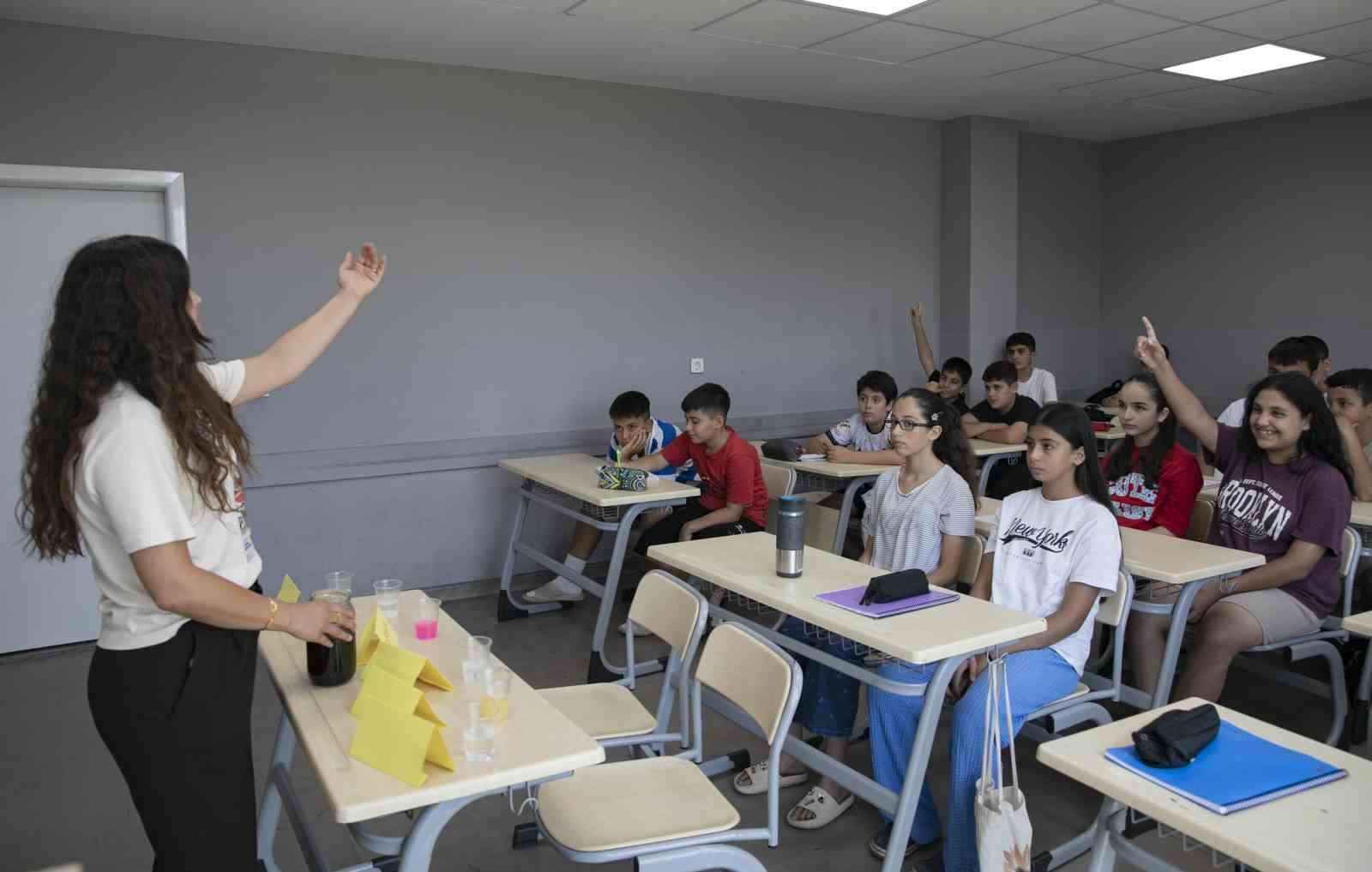 mersin-de-ucretsiz-yaz-atolyeleri-ogrencilerden-yogun-ilgi-goruyor