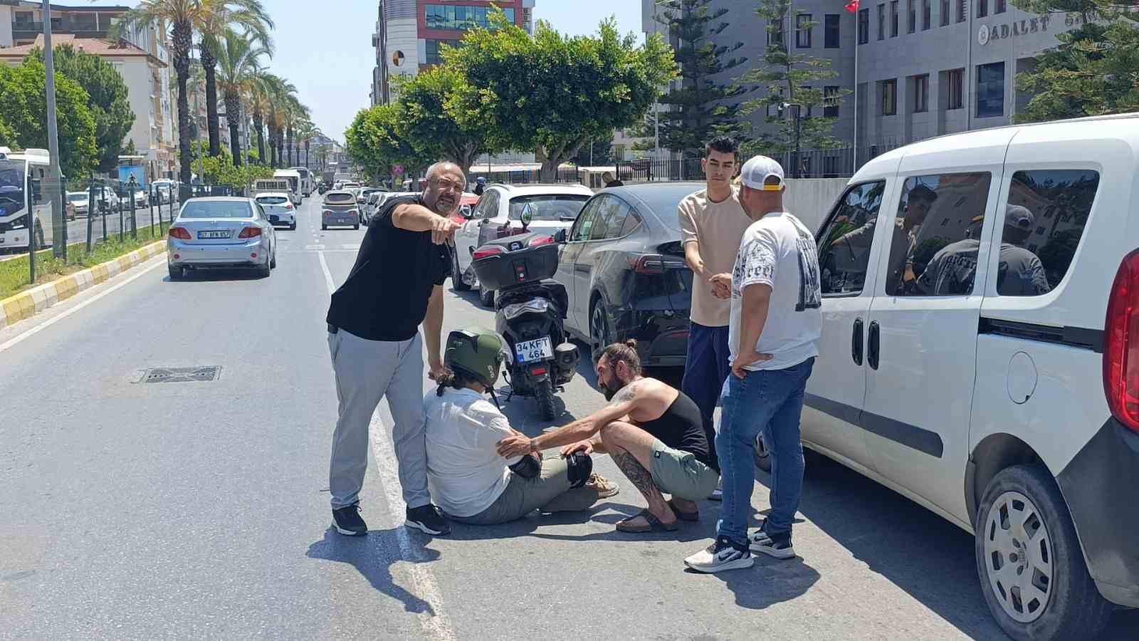 elektrikli-otomobille-carpisan-motosikletli-yaralandi