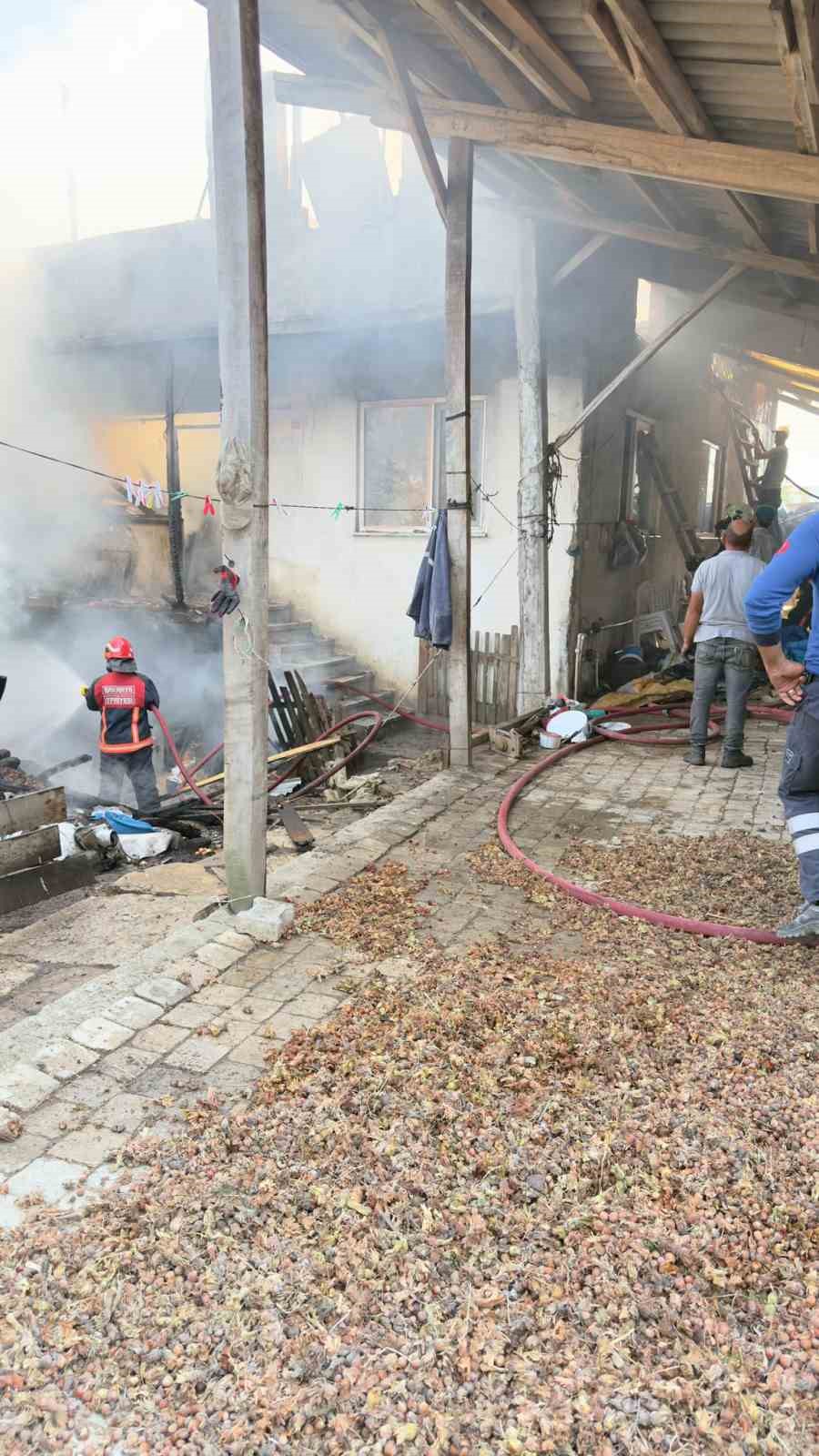 sakarya-da-iki-katli-evde-cikan-yangin-panige-neden-oldu
