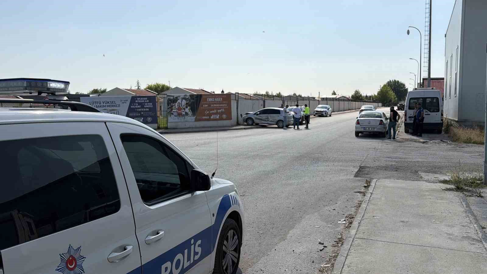 eskisehir-de-iki-sokagin-kesisiminde-otomobil-ile-kamyonet-carpisti