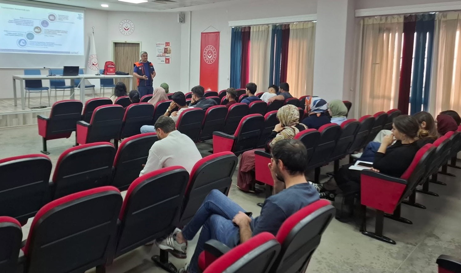 bakim-personeline-afet-farkindalik-egitimi-verildi