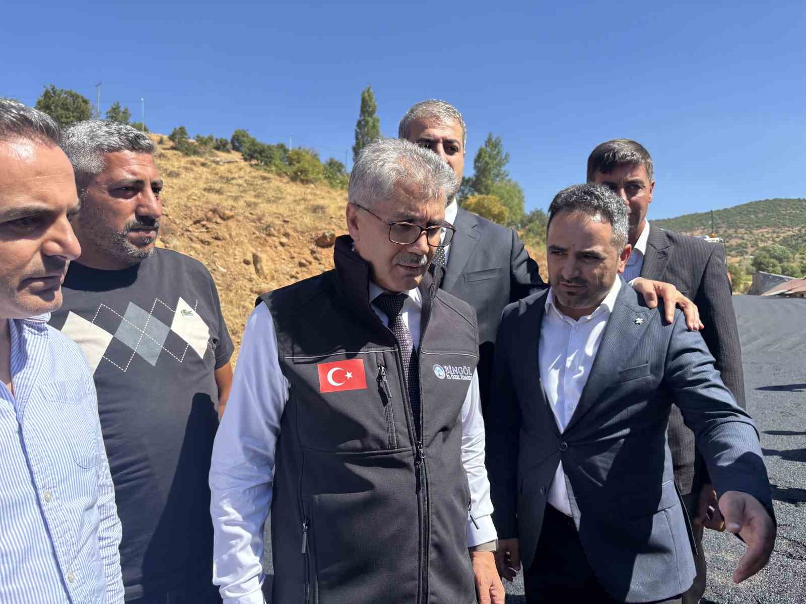 bingol-de-koy-yollari-sicak-asfaltla-yenileniyor-hedef-bu-yil-100-kilometre