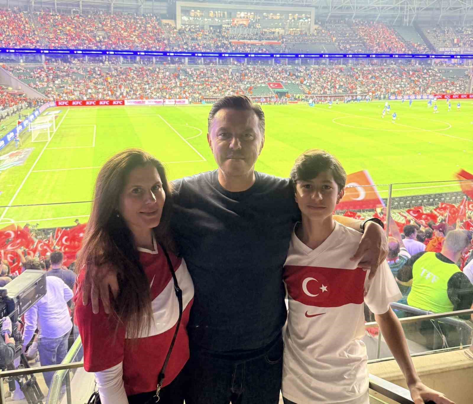 milletvekili-hatipoglu-milli-maci-tribunden-takip-etti