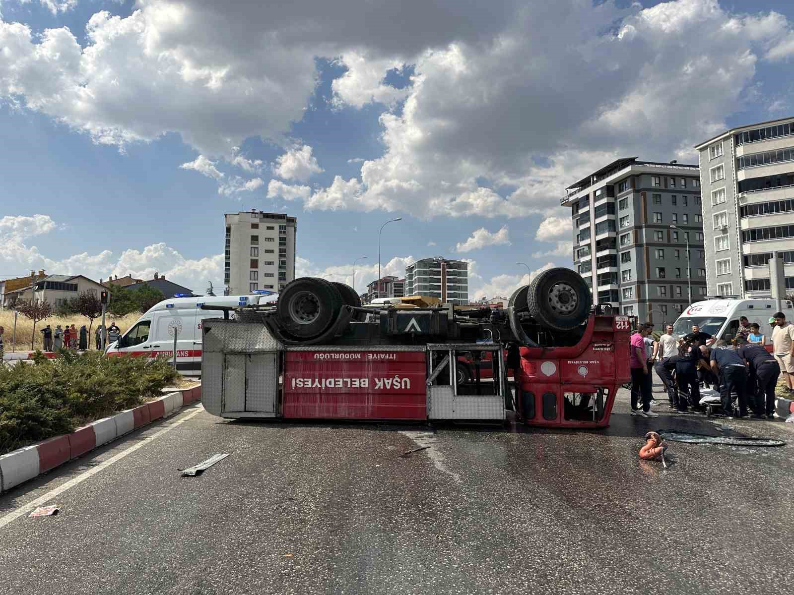 usak-ta-itfaiye-araci-ile-kamyon-carpisti-2-itfaiye-personeli-yaralandi