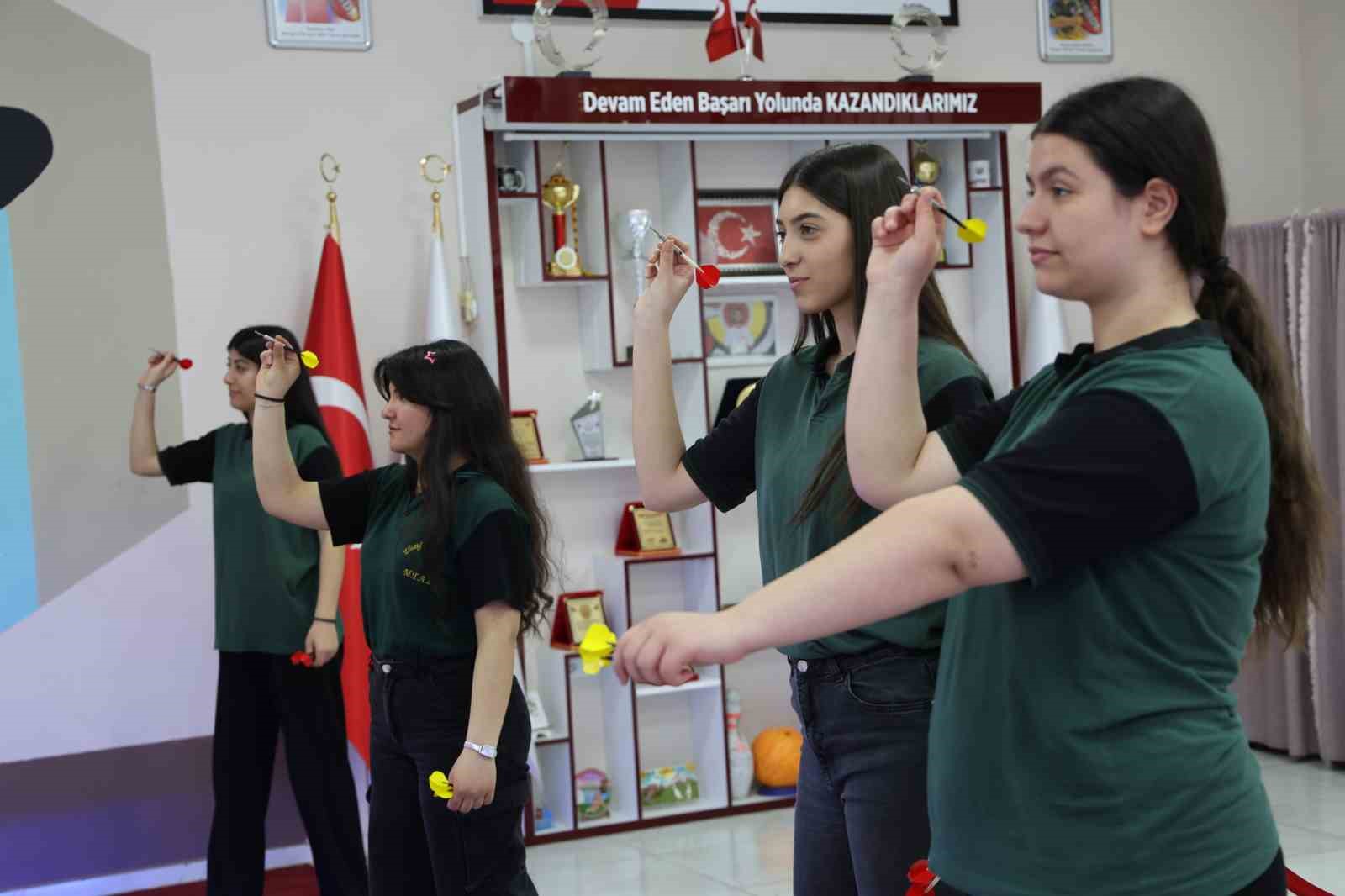 elazig-da-genc-kizlarin-dart-sporuna-ilgisi-artiyor