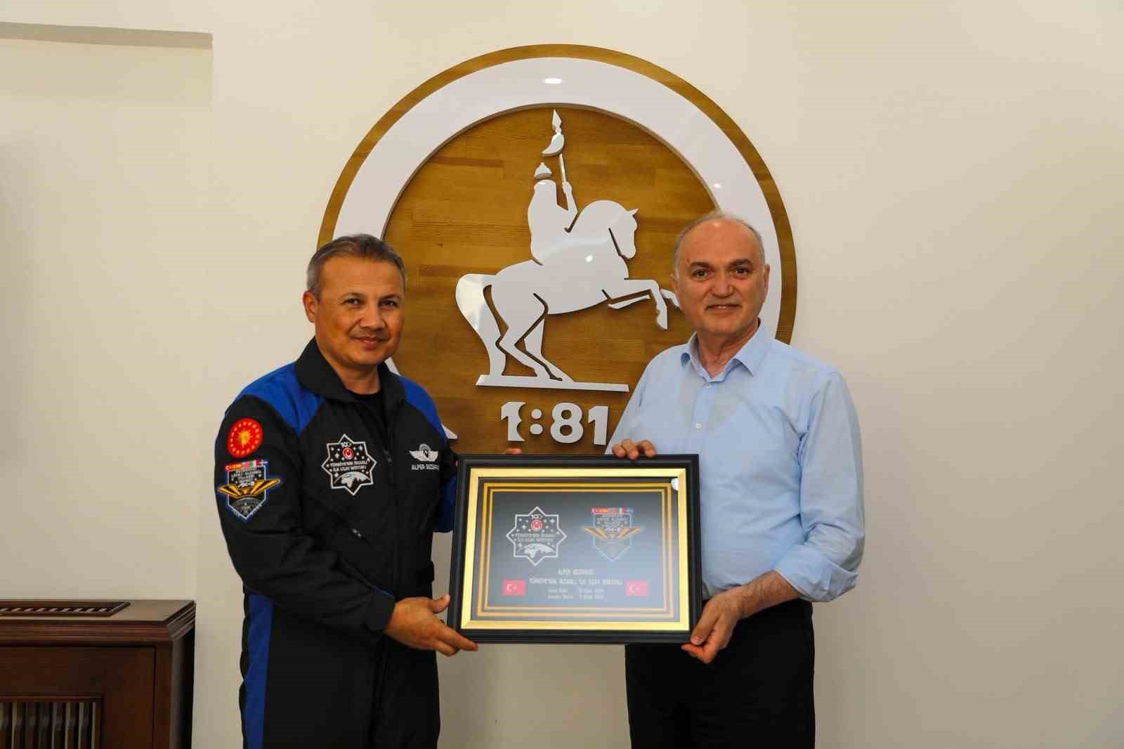 baskan-ozlu-turkiye-nin-ilk-astronotunu-agirladi
