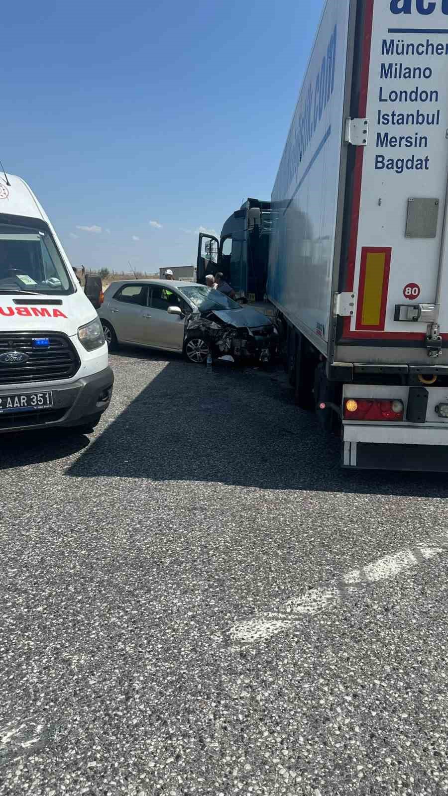 kapikule-yolunda-otomobil-ile-tir-carpisti-1-yarali