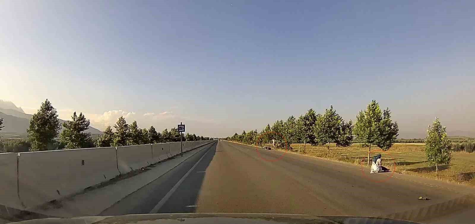 motosikletteki-ciftin-yere-savruldugu-anlar-kamerada