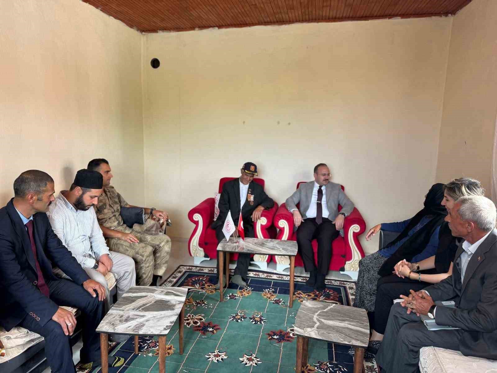 arpacay-kaymakami-guvenc-kibris-gazisi-simsir-i-evinde-ziyaret-etti