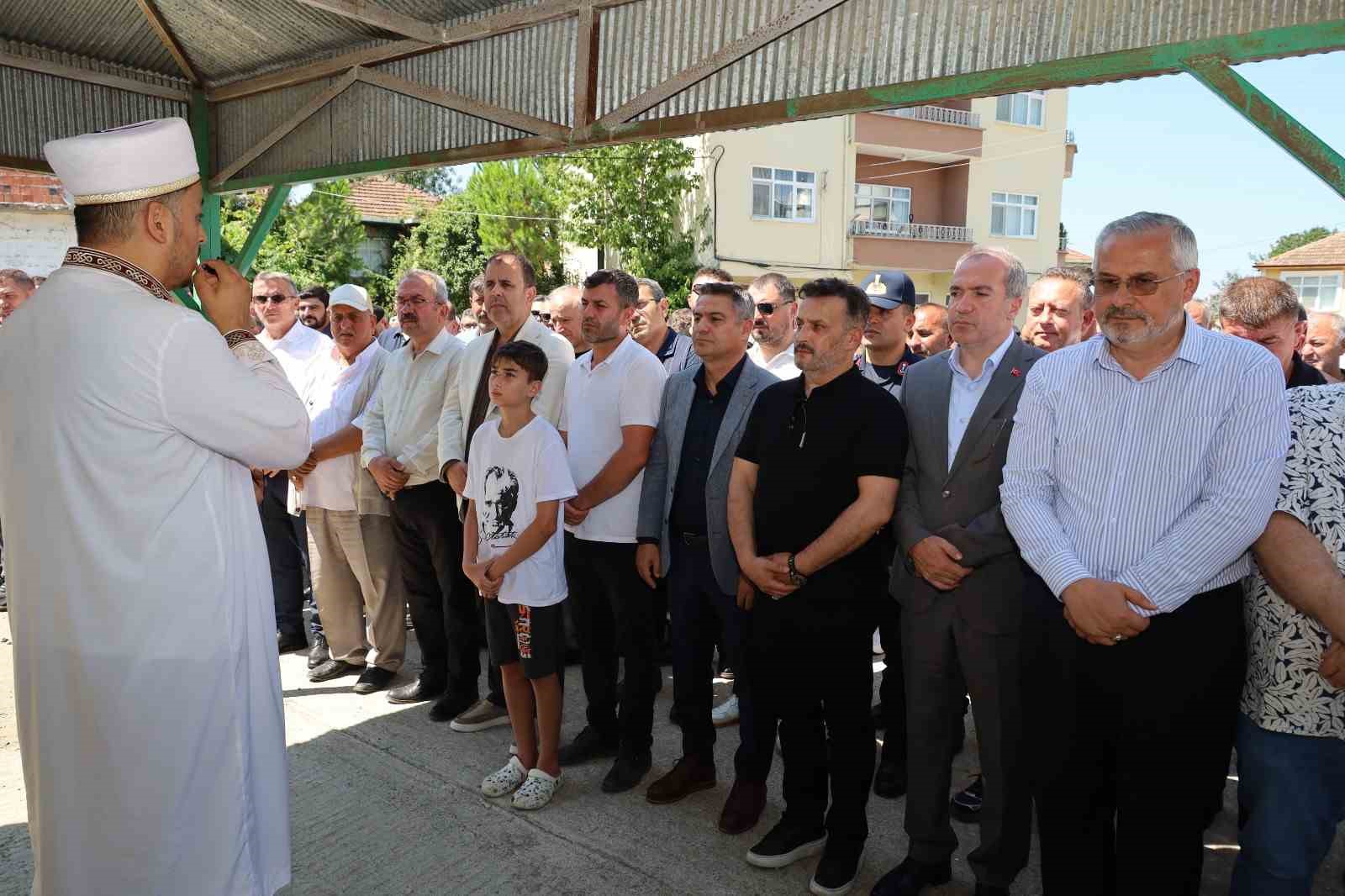 kanala-dusen-otomobilde-hayatini-kaybeden-emircan-topraga-verildi