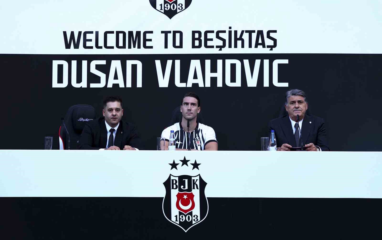 dusan-vlahovic-yaklasik-20-bin-taraftarin-onunde-imzayi-atti