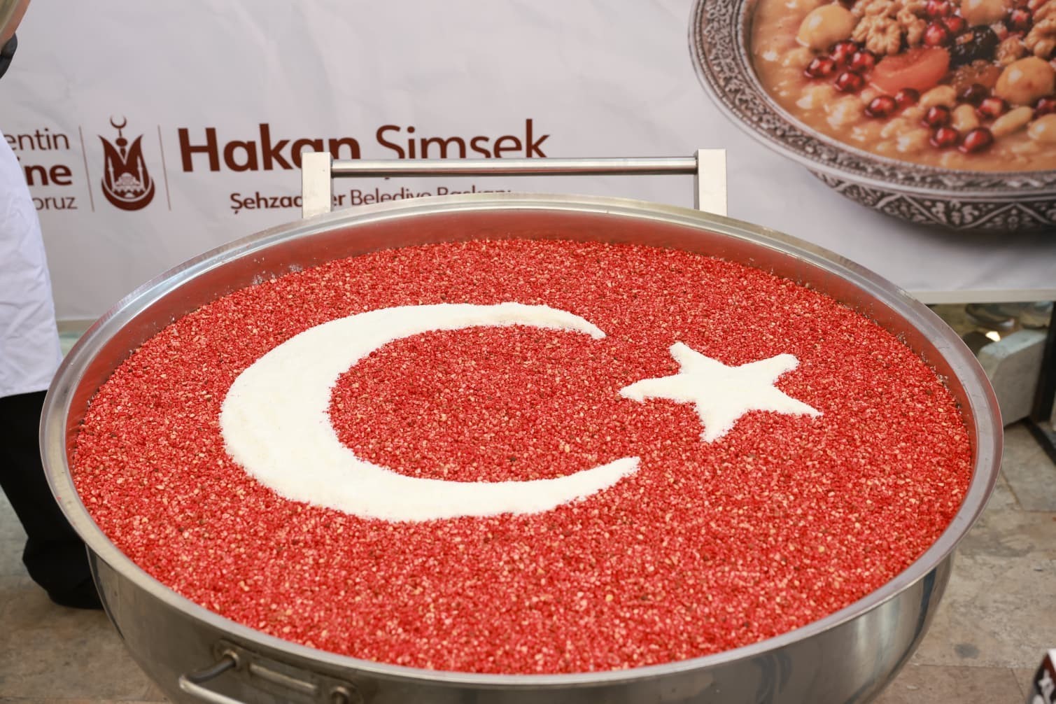 baskan-hakan-simsek-hemserileriyle-asure-bereketini-paylasti