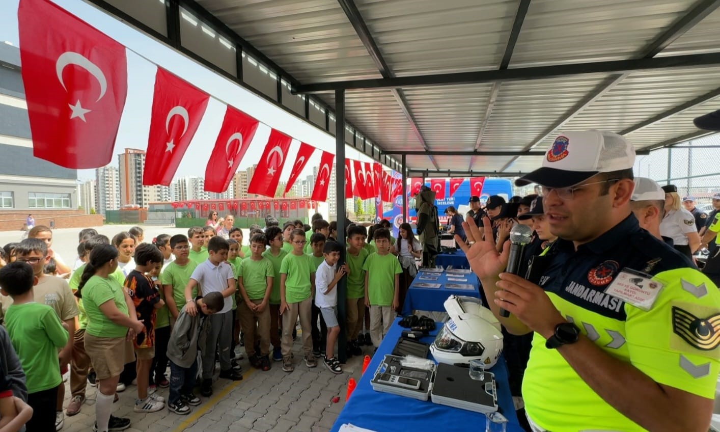mersin-de-jandarmadan-ogrencilere-tanitim-etkinligi