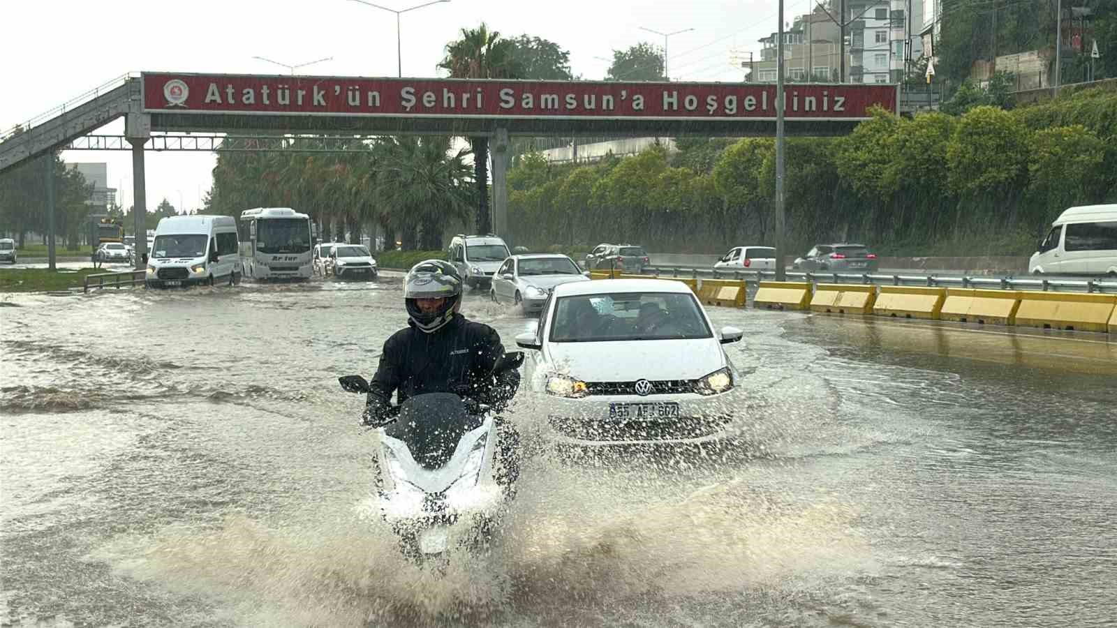 samsun-da-saganak-yollar-gole-dondu