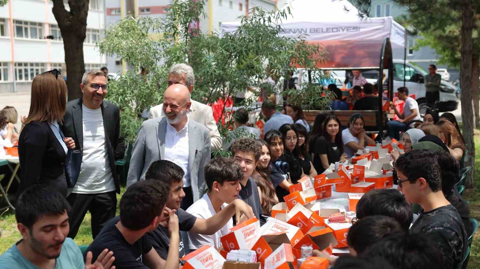 baskan-colakbayrakdar-genclerimizin-hayallerine-dokunan-projeler-uretmeye-devam-edecegiz
