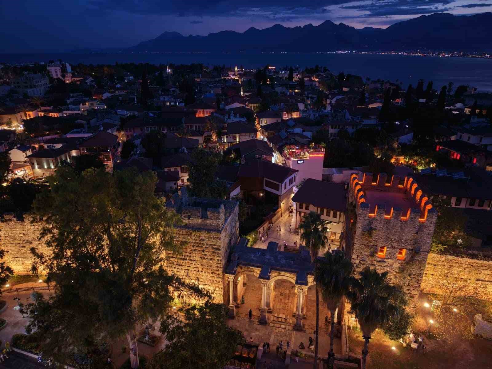 antalya-nin-tarihi-kapisi-aydinlatildi