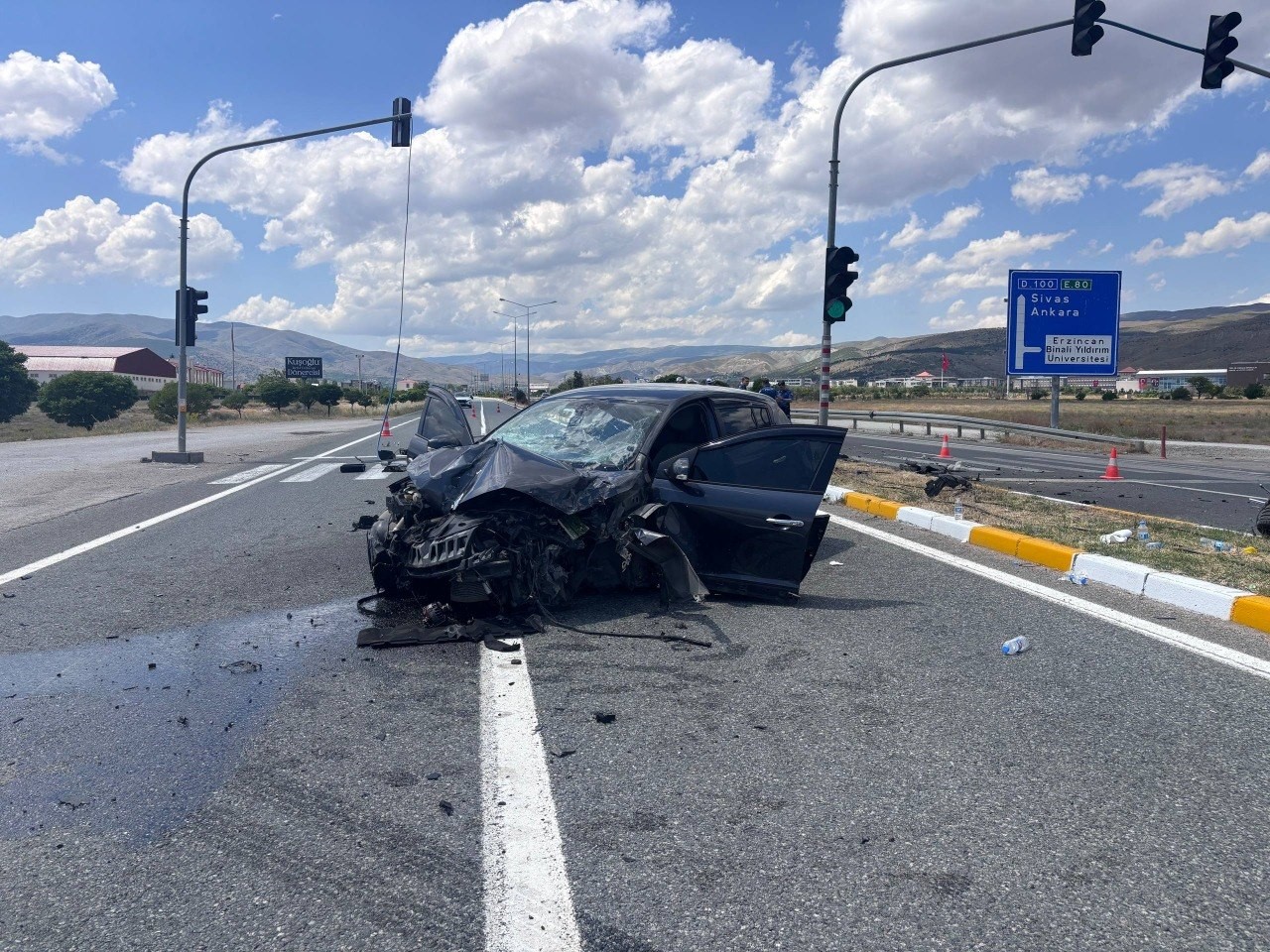 erzincan-da-5-kisinin-yaralandigi-trafik-kazasi-kamerada