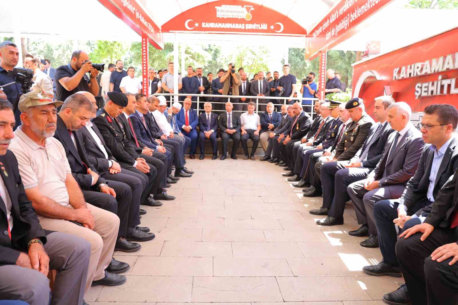 kahramanmaras-ta-15-temmuz-anma-etkinlikleri-sehitlik-ziyaretiyle-basladi