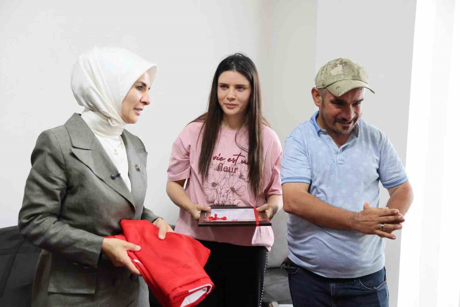 engelli-kardeslerine-omrunu-adayan-cilem-e-ev-tapusu-teslim-edildi