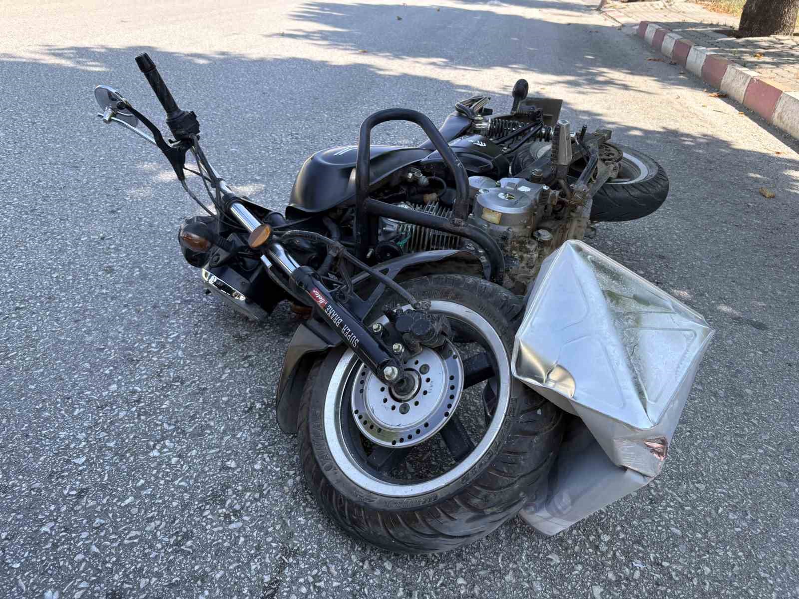 kastamonu-da-motosiklet-yola-dusen-tenekeye-carpti-1-yarali