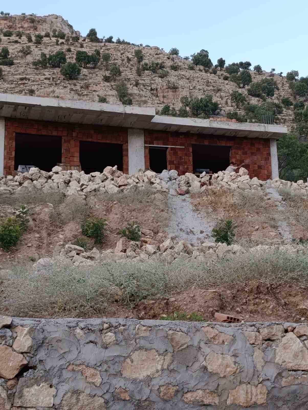 gercus-te-iskeleden-dusen-tas-ustasi-agir-yaralandi