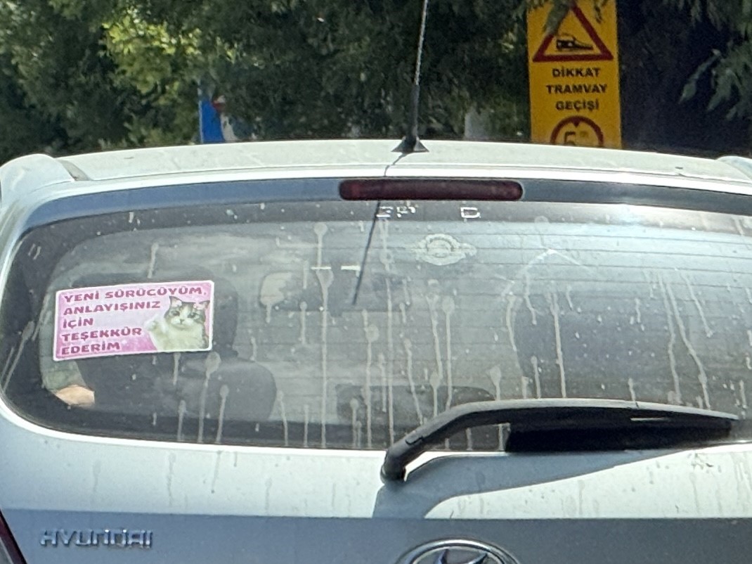 eskisehir-de-gulumseten-trafik-mesaji