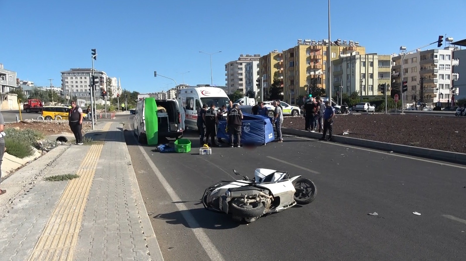 kilis-te-kirmizi-isik-ihlali-yapan-otomobil-motosiklete-carpti-1-olu