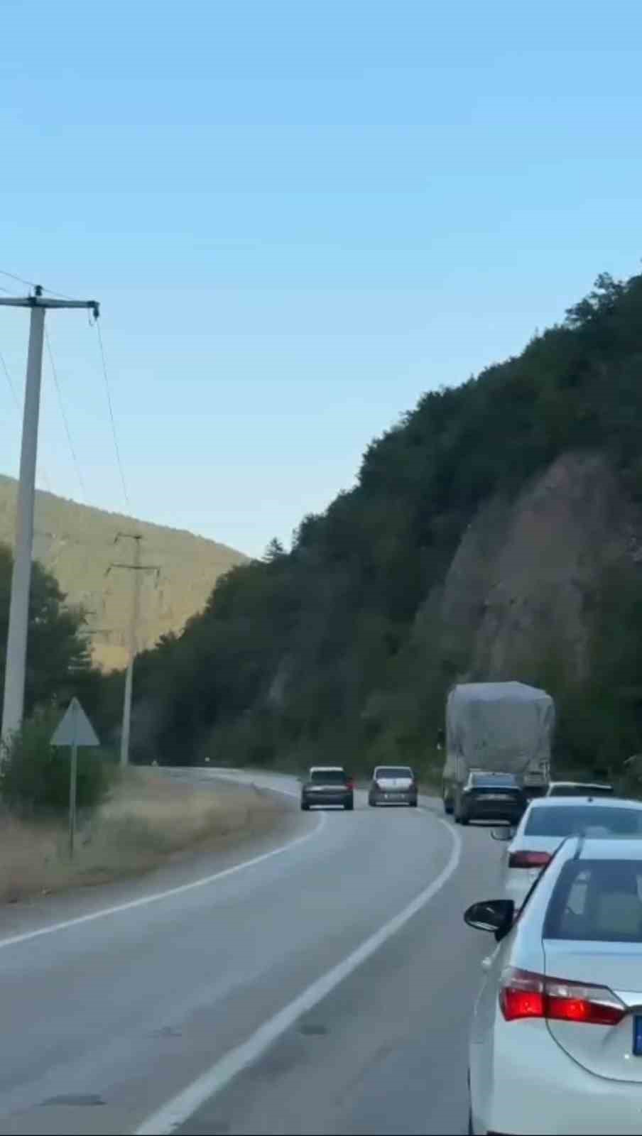 karabuk-yenice-kara-yolunda-tehlikeli-sollamalar-kamerada
