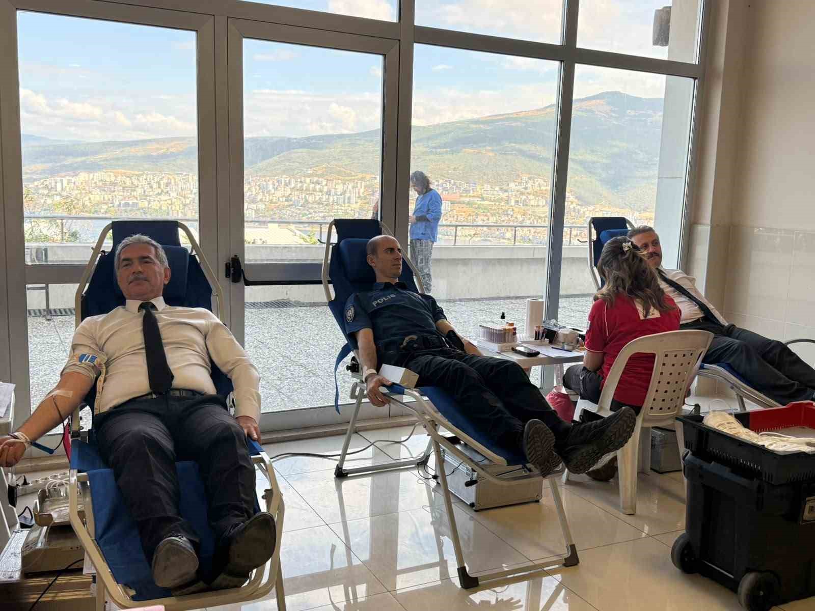 gemlik-adliyesi-nde-kizilay-dan-kan-bagisi-kampanyasi