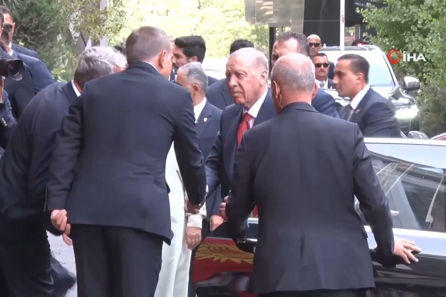 cumhurbaskani-erdogan-a-biskek-te-konaklayacagi-otelde-dombrali-karsilama