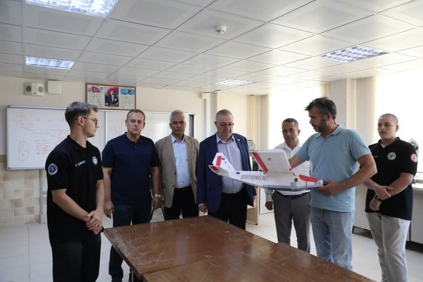 edremit-anadolu-imam-hatip-lisesinin-dunya-sampiyonu-takimlarina-baskan-ertas-tan-teknoloji-destegi