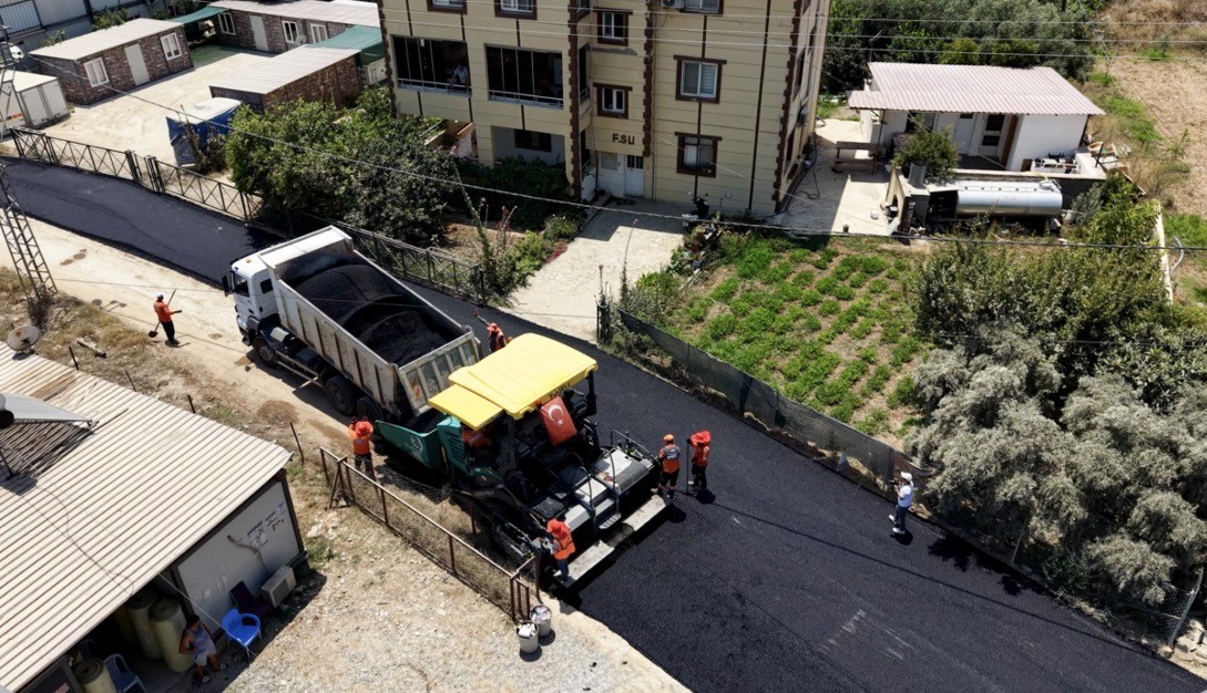 mersin-de-1-5-kilometrelik-yol-sicak-asfaltla-yenilendi
