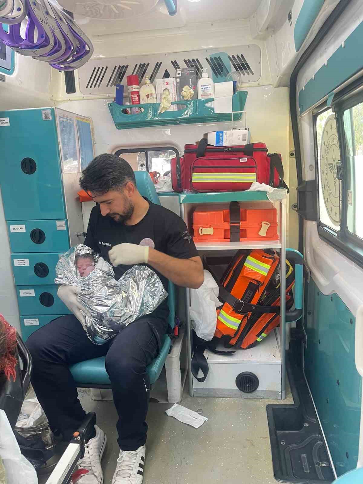 sanliurfa-da-112-ekiplerinden-arac-icerisinde-basarili-dogum-mudahalesi