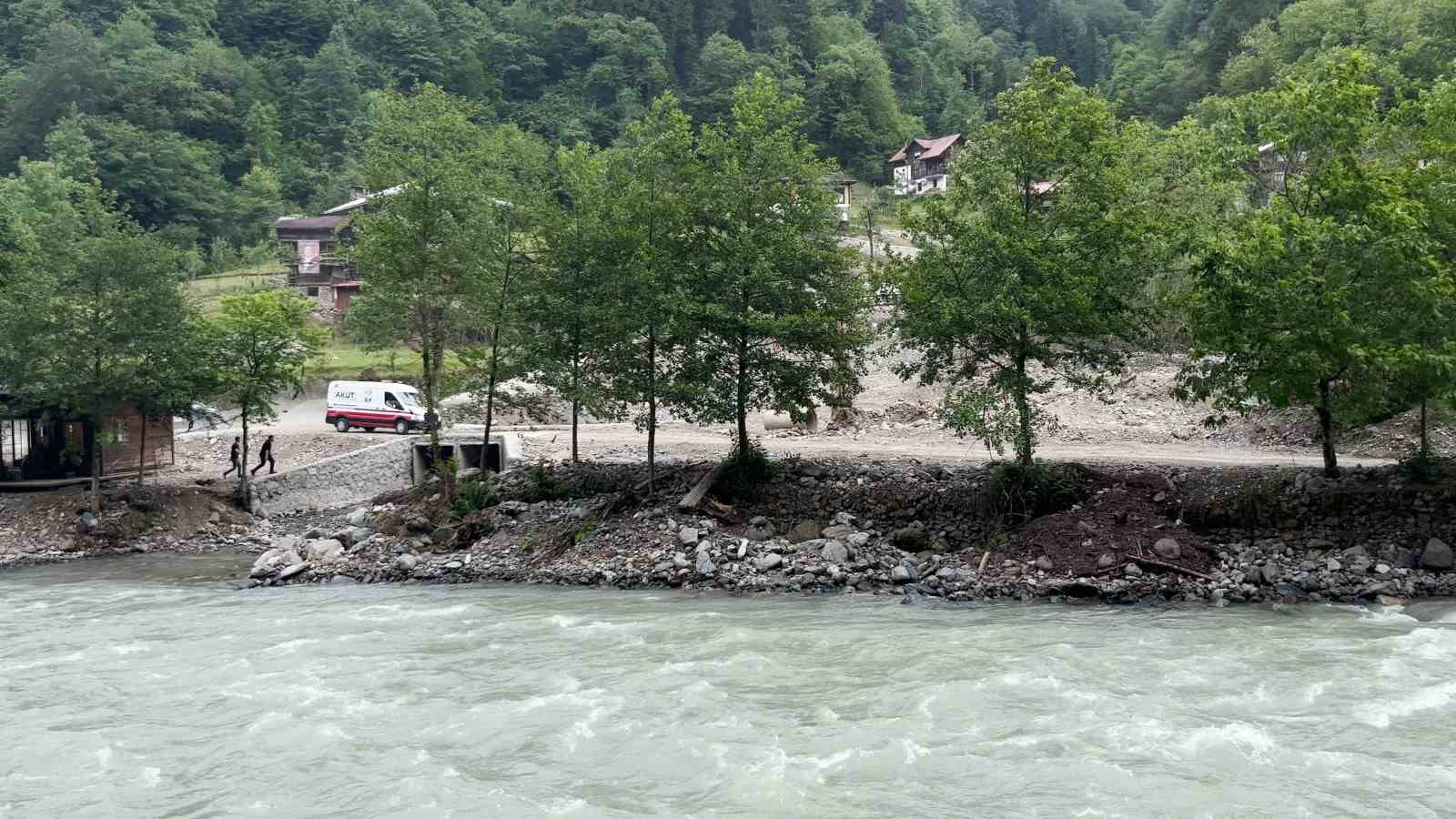 rize-de-aranan-kayip-sahis-olu-bulundu-arama-calismasina-katilan-ekibin-botu-devrildi-1-personel-hayatini-kaybetti