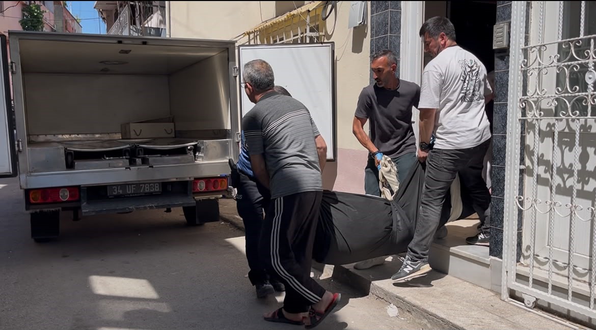 talihsiz-adam-merdivenlerde-can-verdi-acili-annenin-feryadi-yurekleri-dagladi