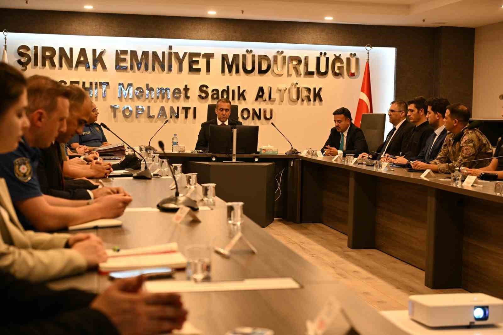 sirnak-ta-guvenlik-zirvesi-huzur-icin-yeni-yol-haritasi-belirlendi