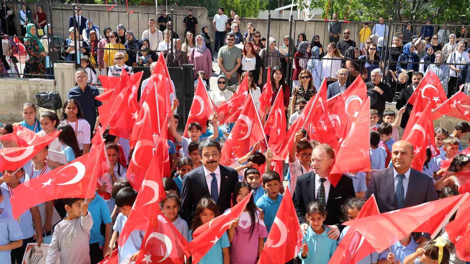 kirsehir-de-40-bin-376-ogrenci-karne-heyecani-yasadi