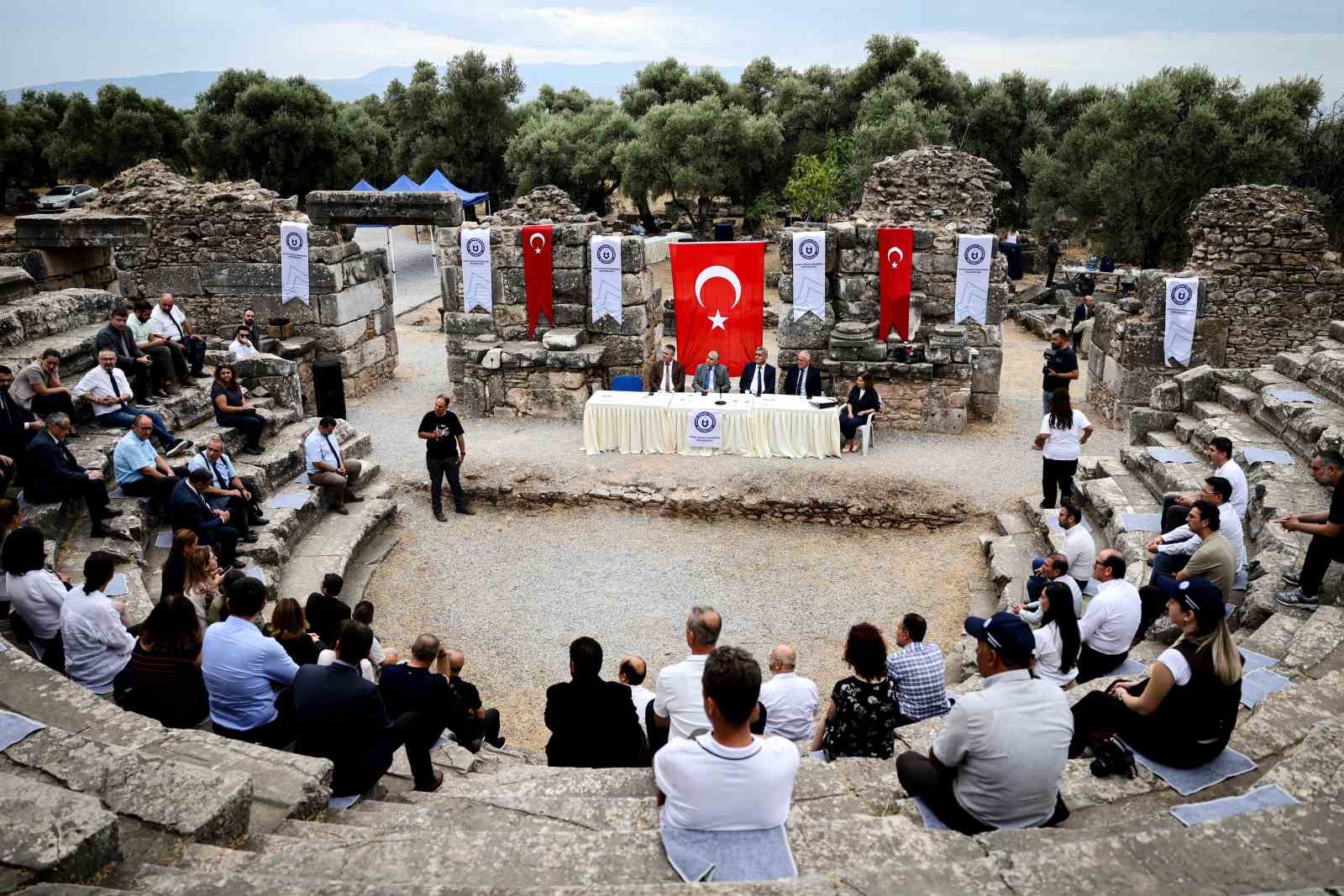 adu-yonetim-kurulu-ve-senato-toplantisi-nysa-antik-kenti-nde-gerceklestirildi
