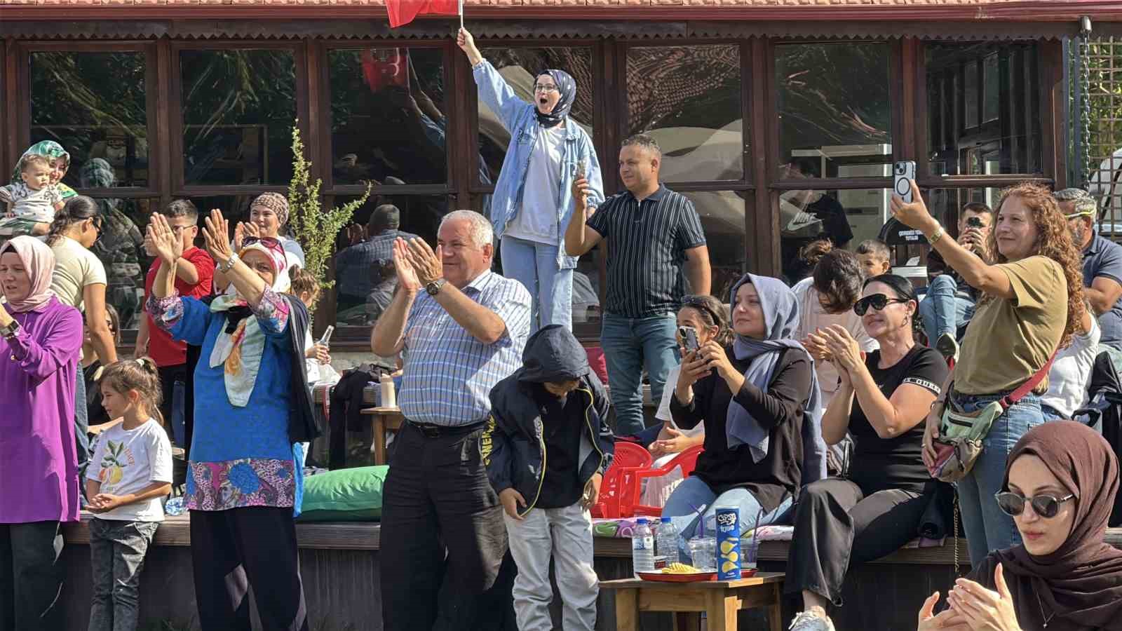 karabuk-te-filenin-sultanlari-nin-sampiyonluk-maci-dev-ekranda-izlendi