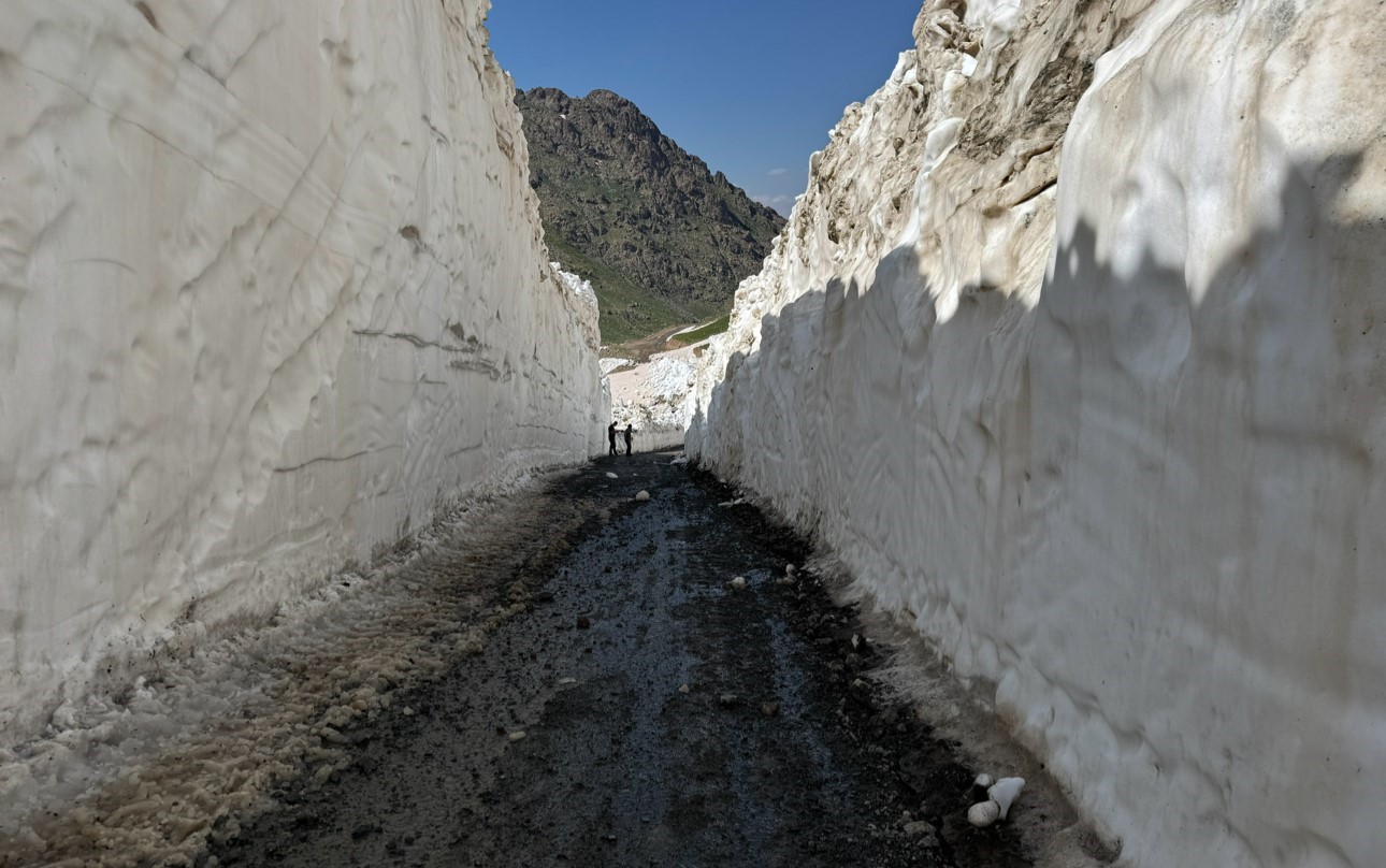 yuksekova-da-8-metrelik-kar-tunelleri-is-makinesi-icinde-kayboldu