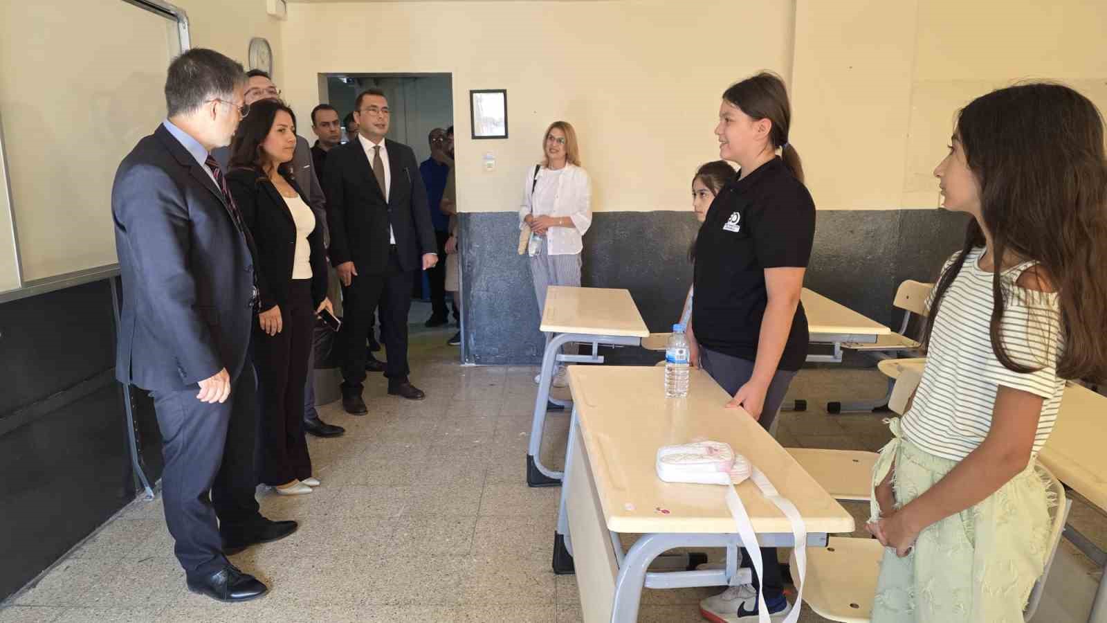 kaymakam-ozturk-uyum-haftasinda-ogrencilerle-bulustu