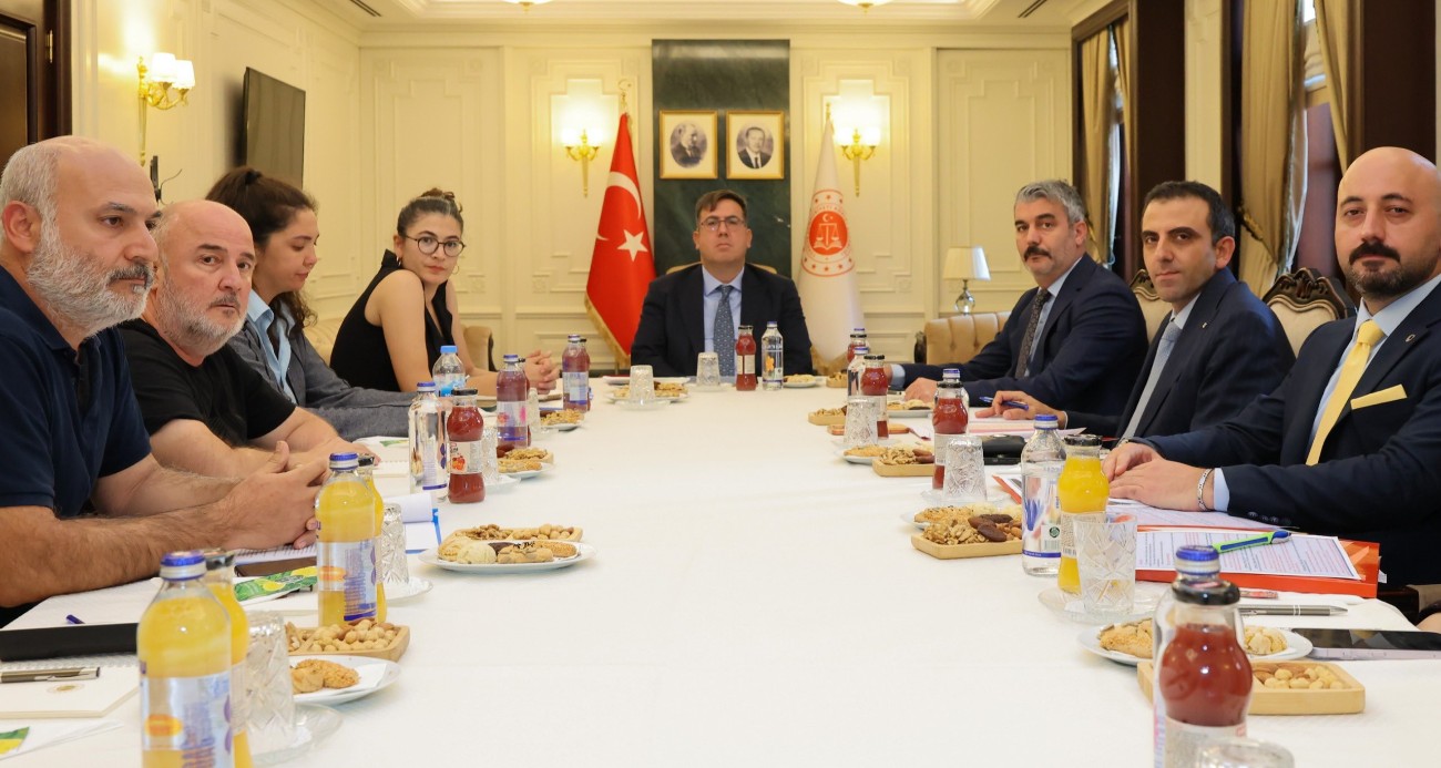 adalet-bakan-yardimcisi-tuncay-adalet-pesinde-aileleri-platformu-uyeleriyle-bir-araya-geldi